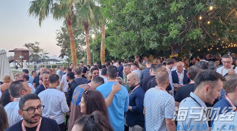 乐观展望AI芯片市场 大摩将博通(AVGO.US)目标价上调至338美元